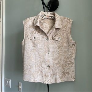 CHICO'S 
SILK SLEEVELESS BUTTON DOWN TOP/VEST